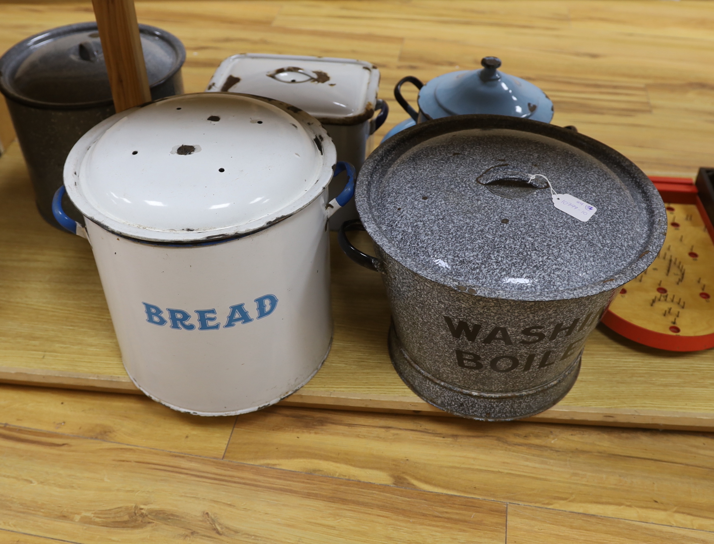 A quantity of enamelled kitchenalia